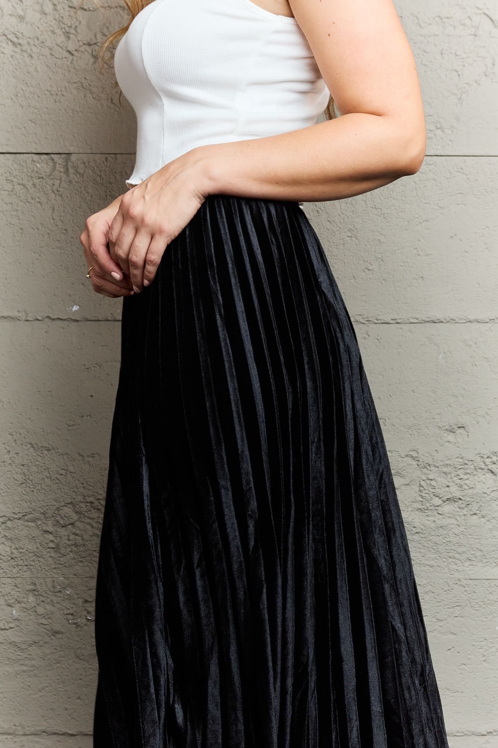 Accordion Pleated Flowy Midi Skirt - Black / One Size - Bottoms - Skirts - 6 - 2024